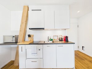 Refrigerador, microondas, placa de cocina, lavavajillas