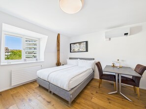1 habitación, tabla de planchar con plancha y cuna de viaje 