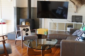 Een smart-tv en een computerscherm