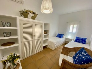 1 quarto, cofres nos quartos, ferros/tábuas de passar roupa