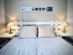 1 chambre, coffres-forts dans les chambres, fer et planche à repasser