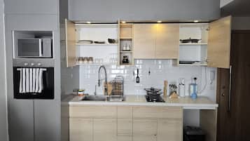Estudio Deluxe | Cocina privada | Frigorífico, microondas y utensilios de cocina