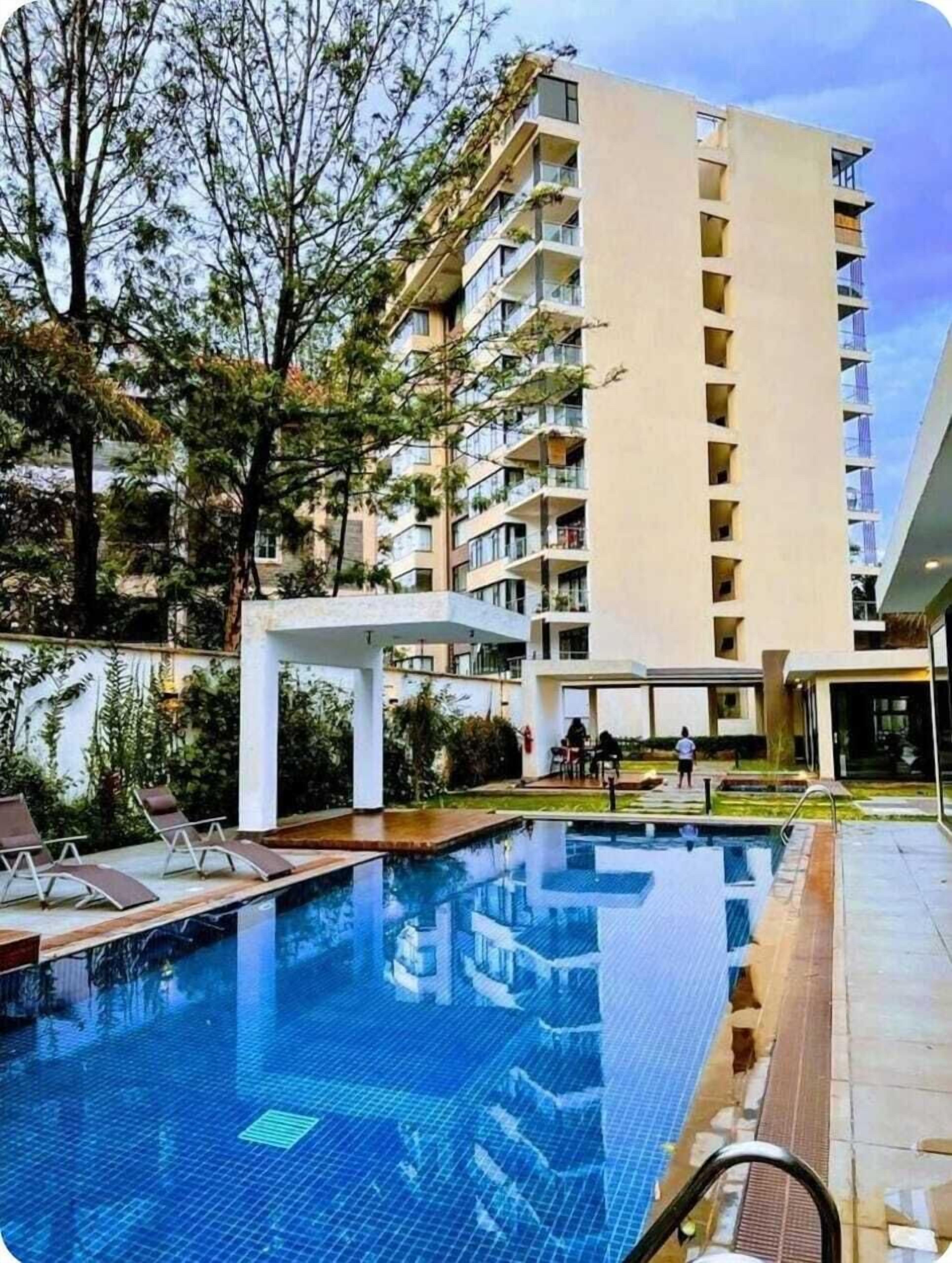 Una piscina al aire libre