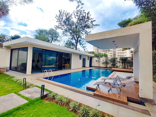 Outdoor pool - Lux Suites Havana Studio Apartments (Nairobi)