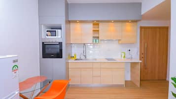 Estudio Confort | Cocina privada | Frigorífico, microondas y utensilios de cocina