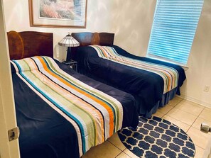 3 bedrooms, iron/ironing board, WiFi, bed sheets - BestStays@Sapphire- a Duplex Near Hospitals large groups ok.TVs in all rooms

 (Tyler)