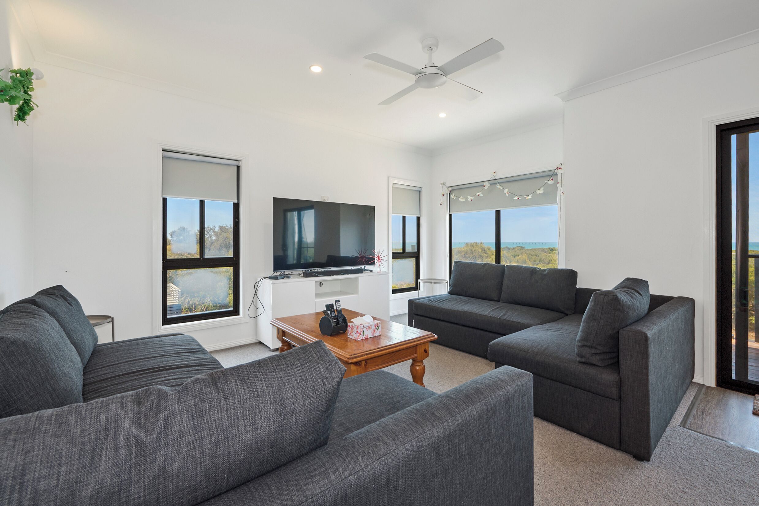 スマートテレビ、暖炉、DVD プレーヤー、テーブルサッカー台