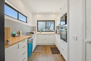 Køleskab, mikrobølgeovn, ovn, kogeplade