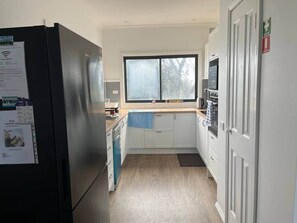 Fridge, microwave, oven, stovetop - Wheeler’s Paradise (Paradise Beach)