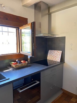 Un four, surface de cuisson, lave-vaisselle