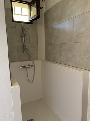 Dusche, Haartrockner, Seife, Shampoo