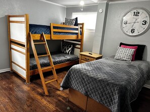 2 bedrooms, iron/ironing board, WiFi, bed sheets - The Bunkhouse affordable lodging, TVs in all BRMS

 (Tyler)