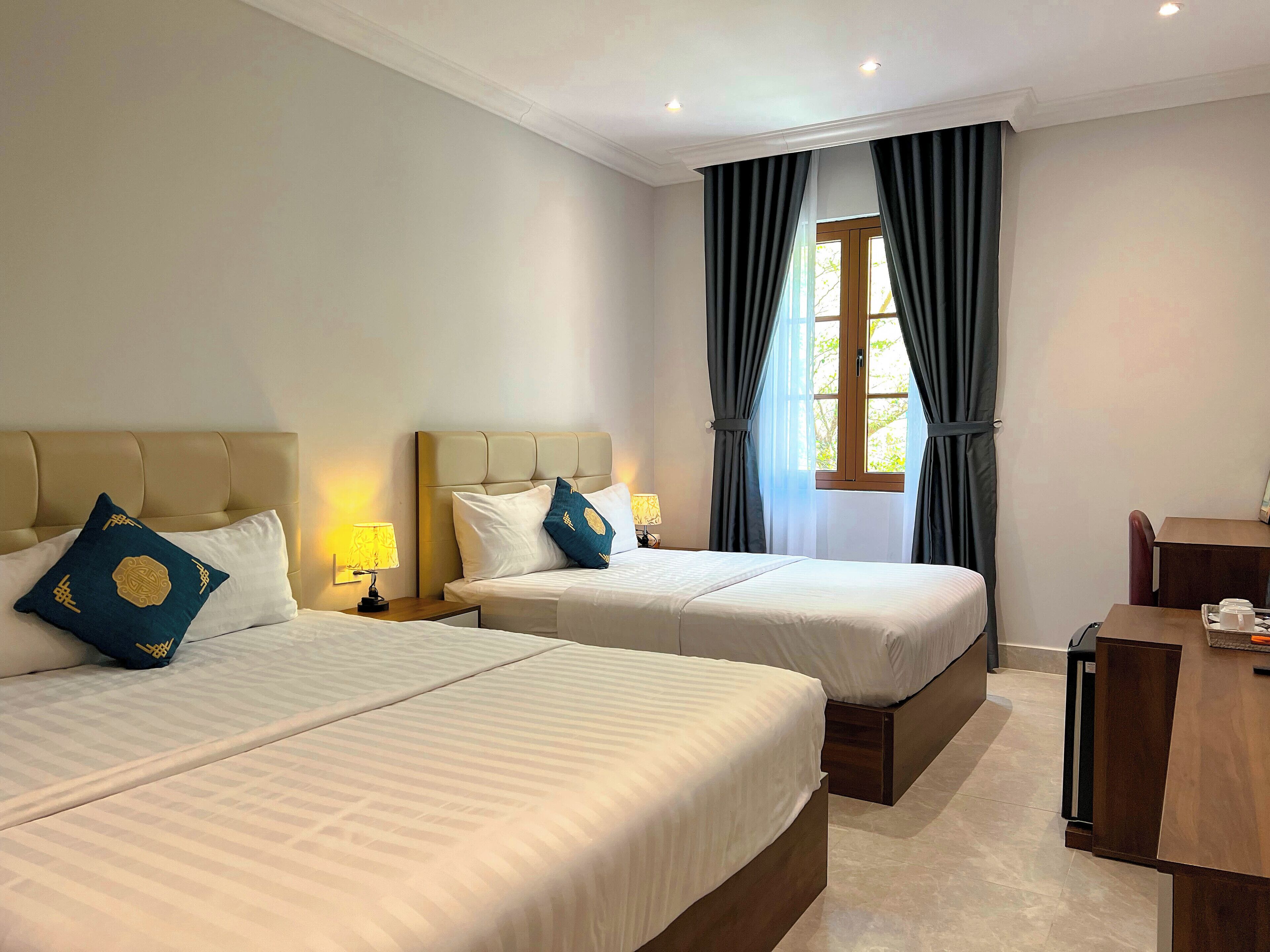 Firemannsrom – familie | Sengetøy av topp kvalitet, senger med overmadrass, minibar og skrivebord