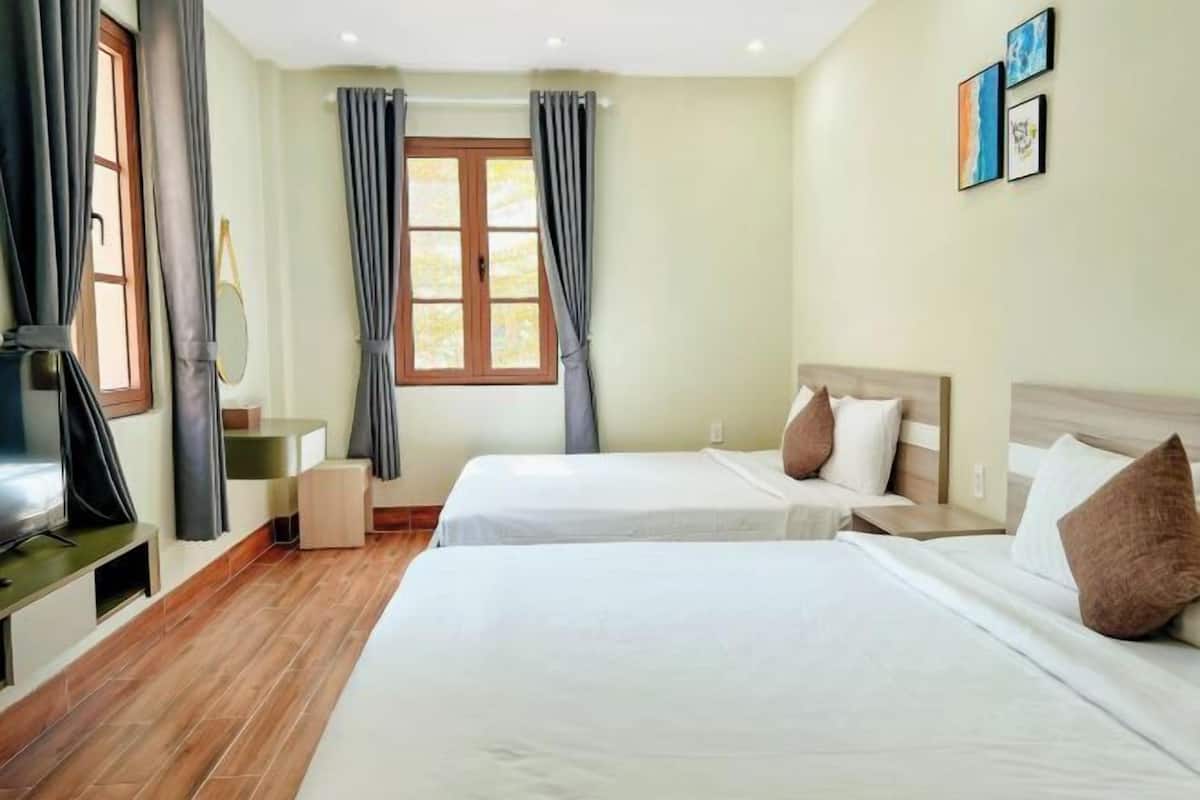 1 bedroom, pillowtop beds, minibar, desk
