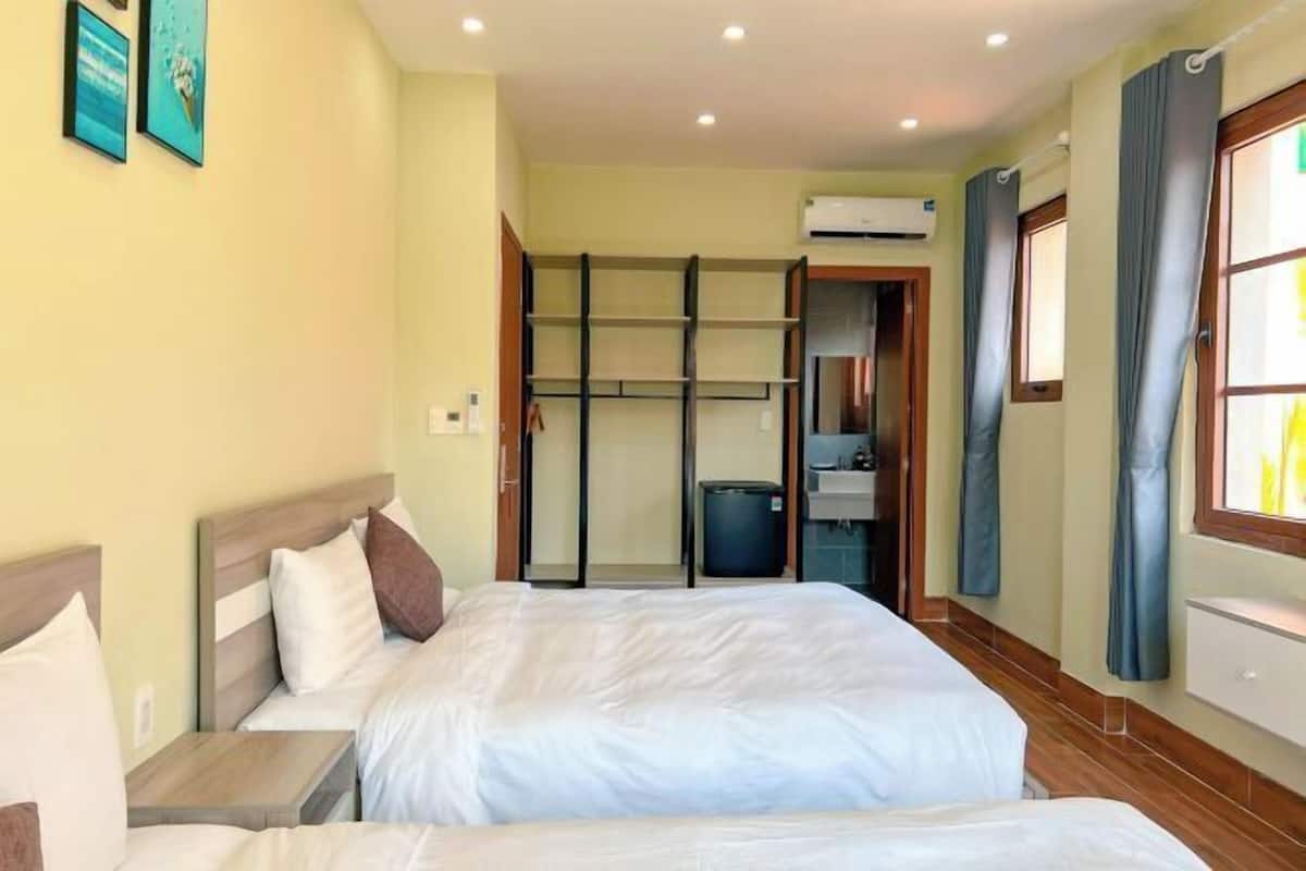 Pillowtop beds, minibar, desk, blackout drapes