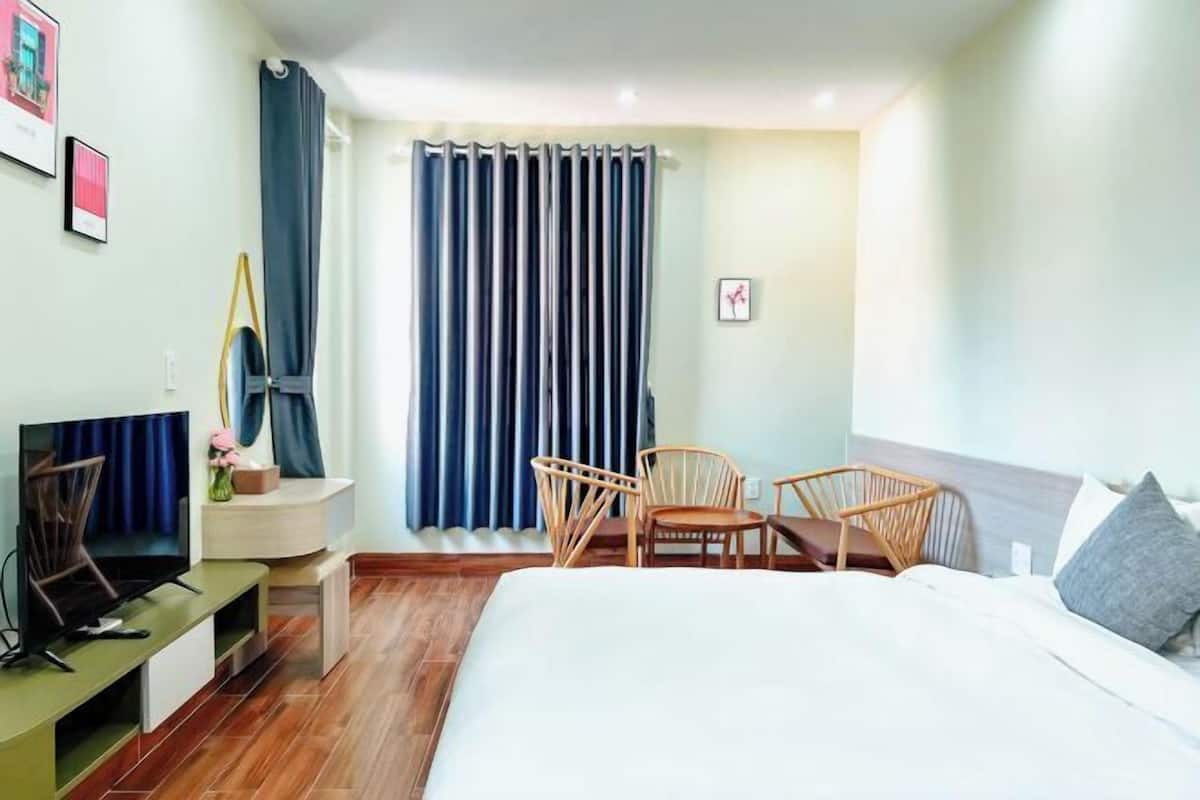 Pillowtop beds, minibar, desk, blackout drapes