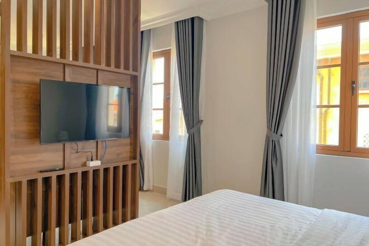 1 bedroom, pillowtop beds, minibar, desk