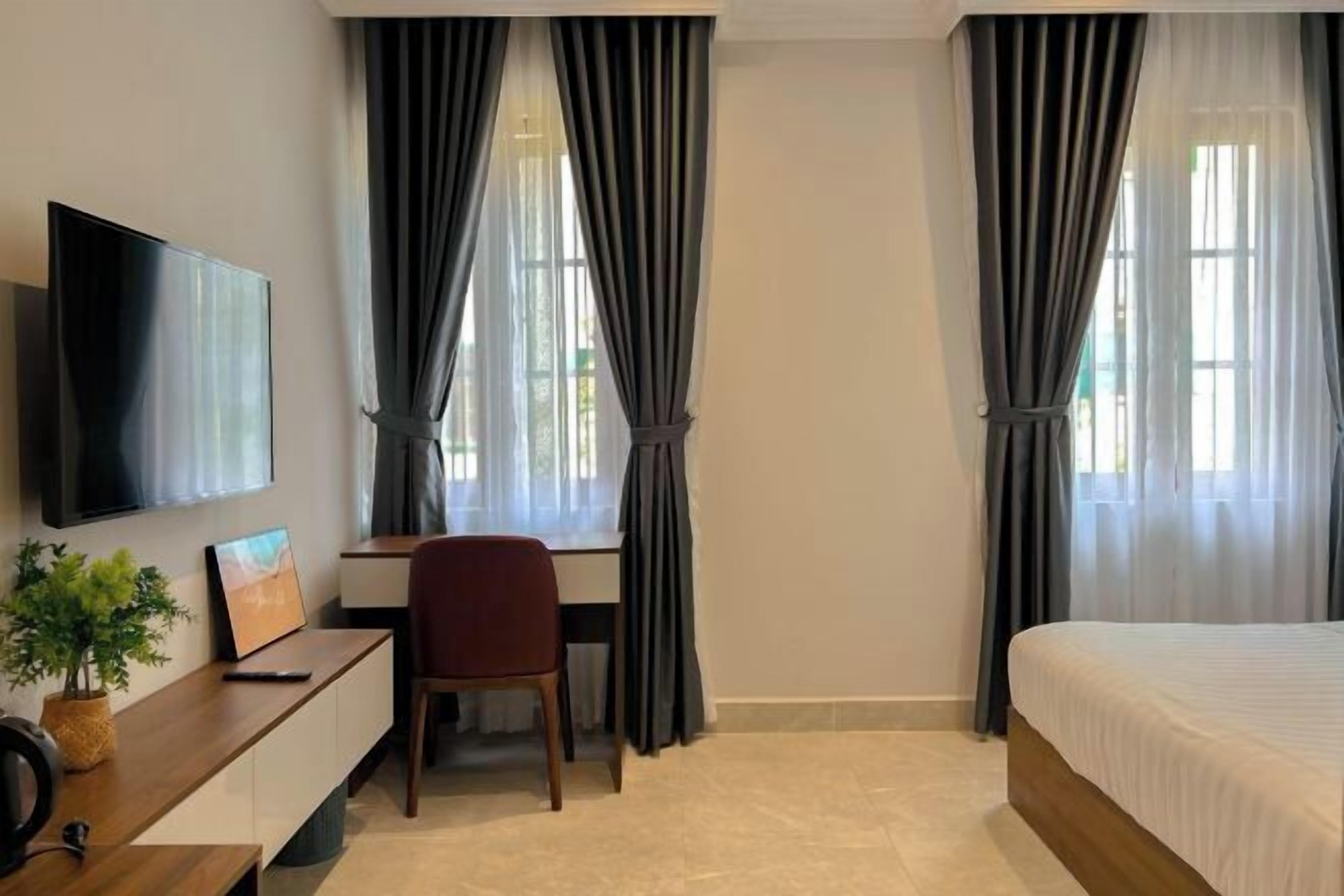 Sengetøy av topp kvalitet, senger med overmadrass, minibar og skrivebord