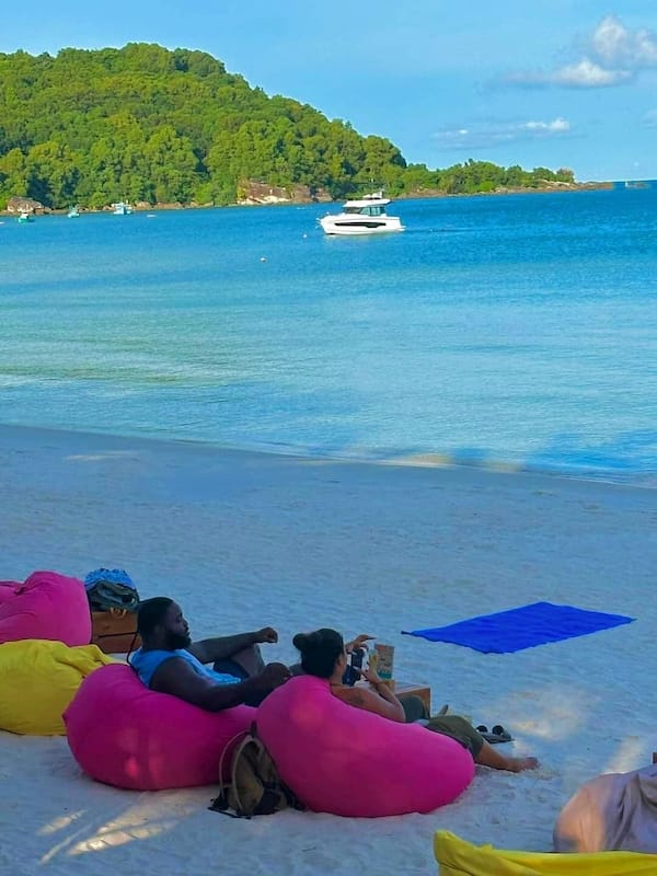 Gần bãi biển, cát trắng