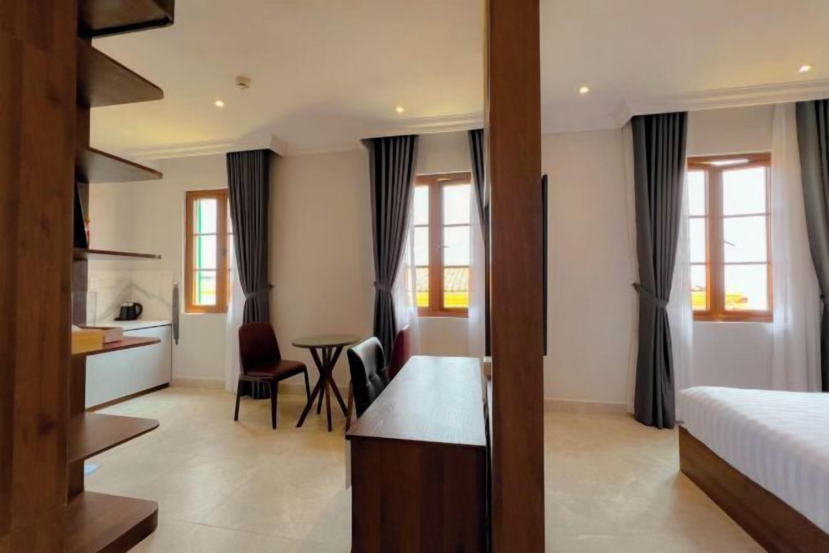 Sengetøy av topp kvalitet, senger med overmadrass, minibar og skrivebord