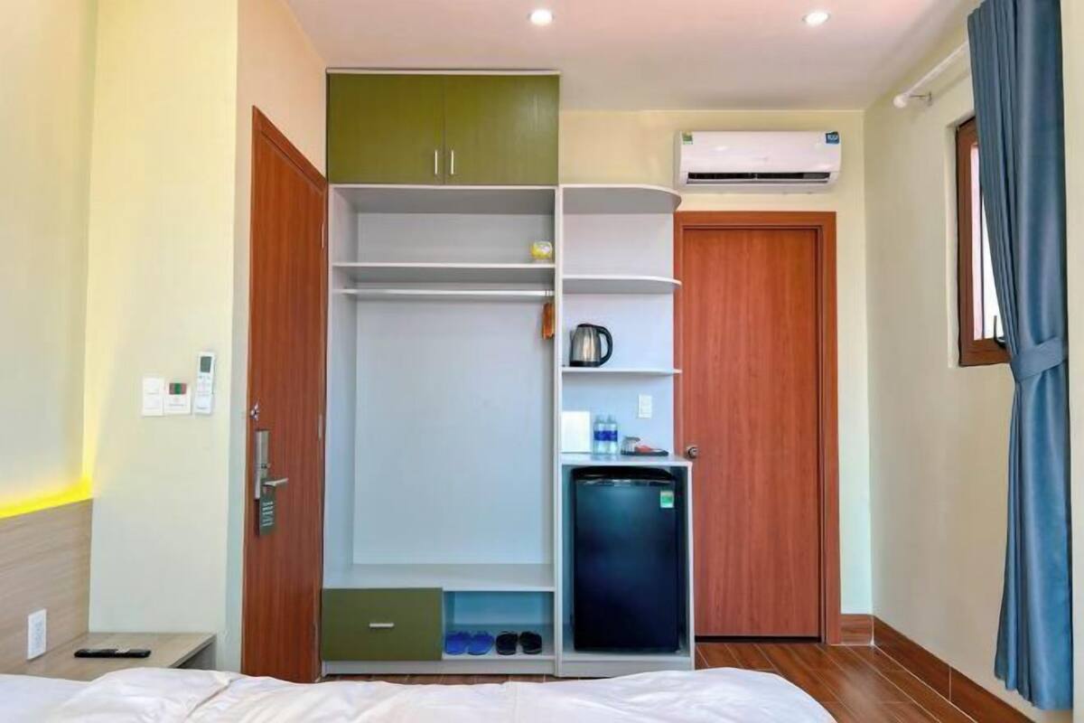 1 bedroom, pillowtop beds, minibar, desk