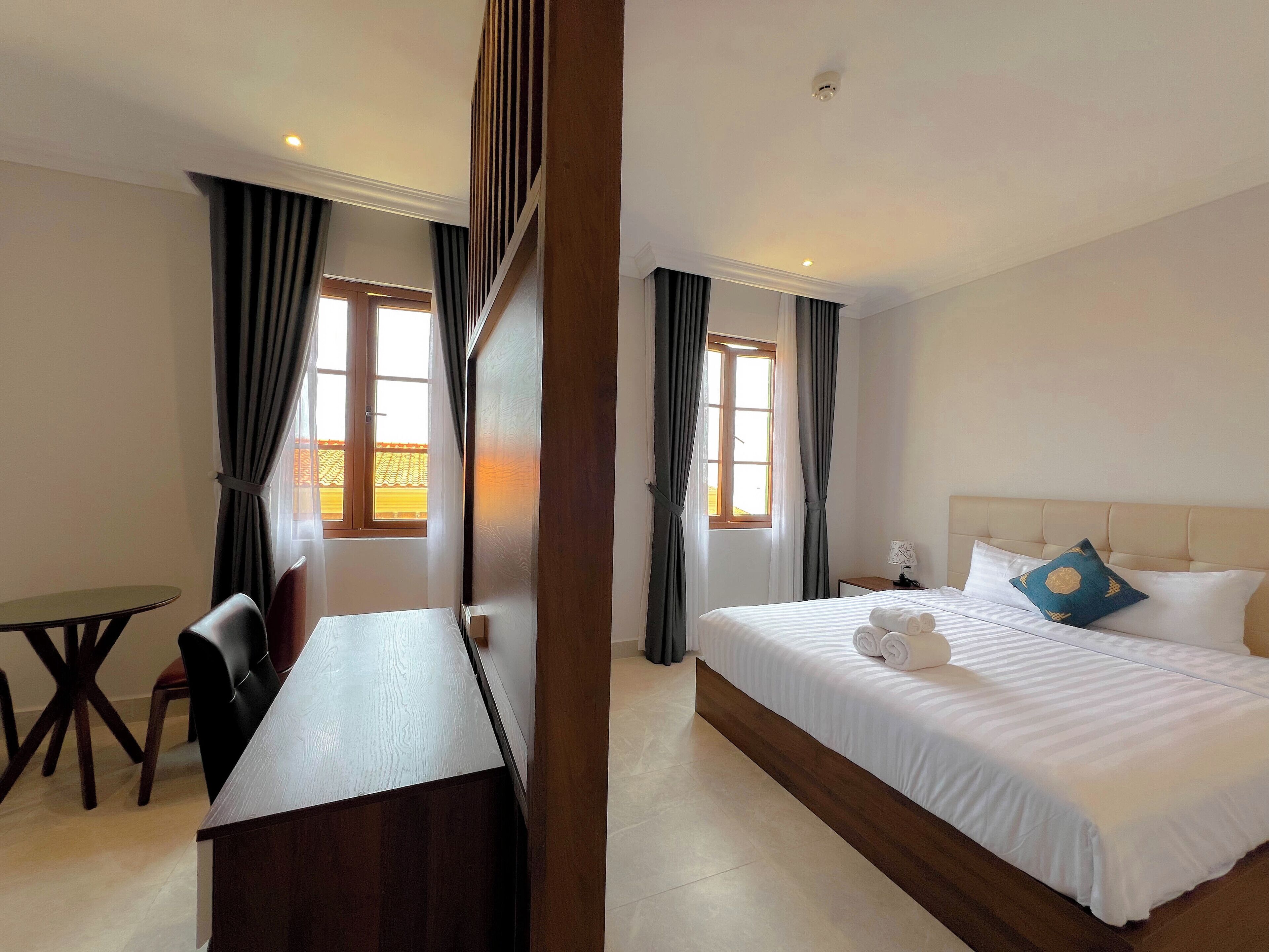 Dobbeltrom – deluxe | Sengetøy av topp kvalitet, senger med overmadrass, minibar og skrivebord