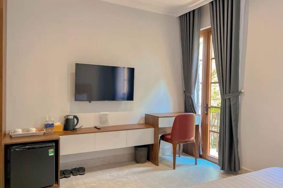 1 bedroom, pillowtop beds, minibar, desk