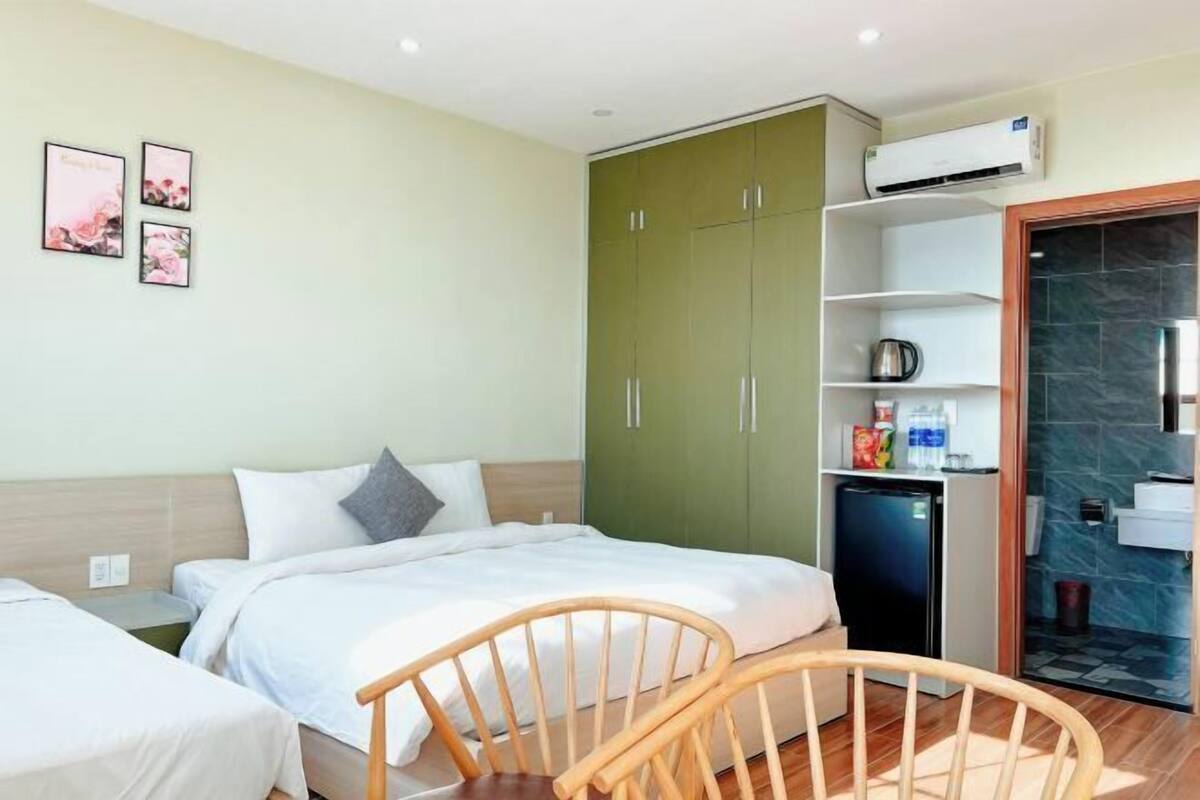 1 bedroom, pillowtop beds, minibar, desk