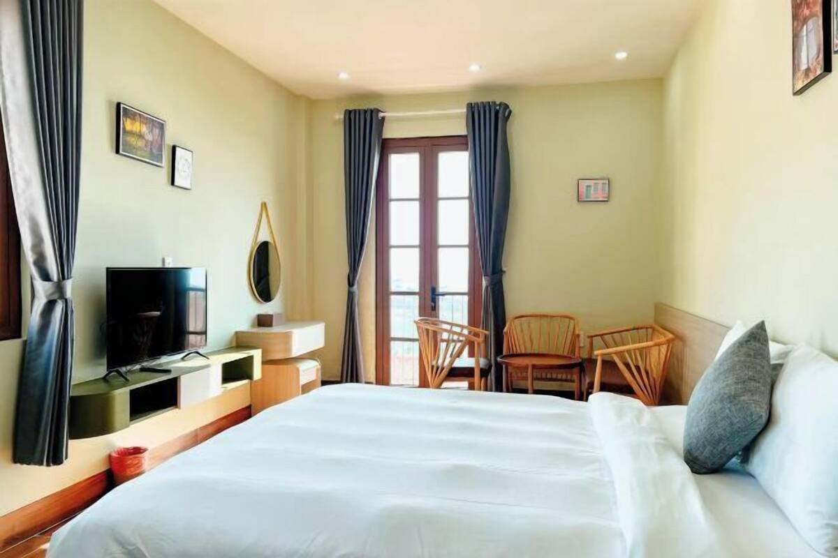 1 bedroom, pillowtop beds, minibar, desk