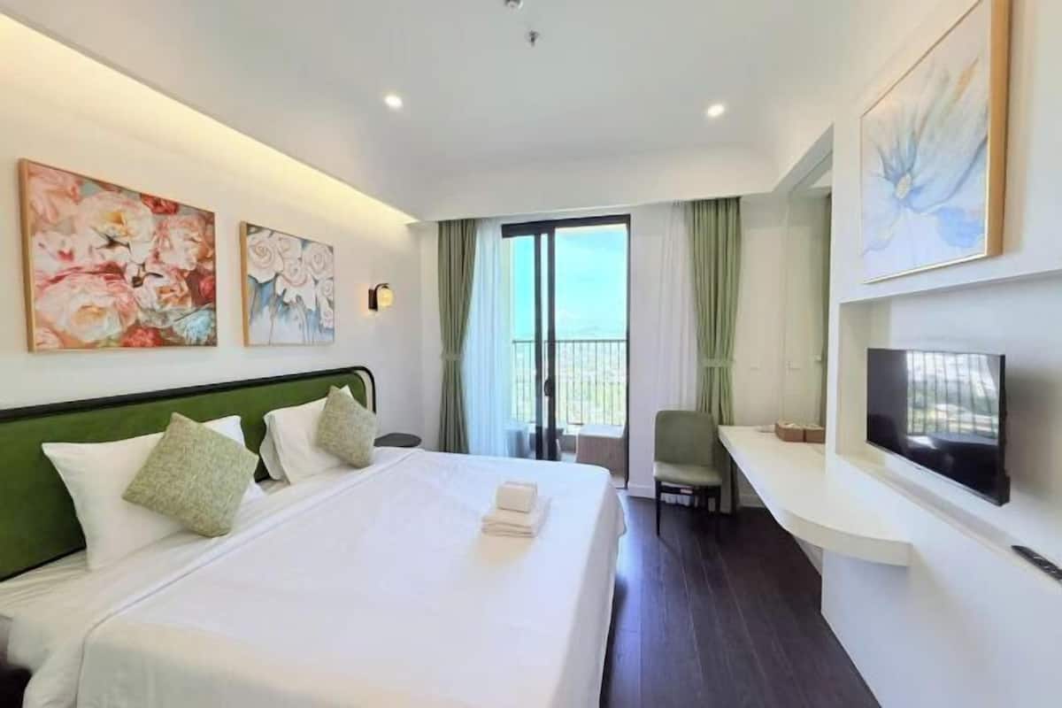 Premium bedding, pillowtop beds, minibar, desk