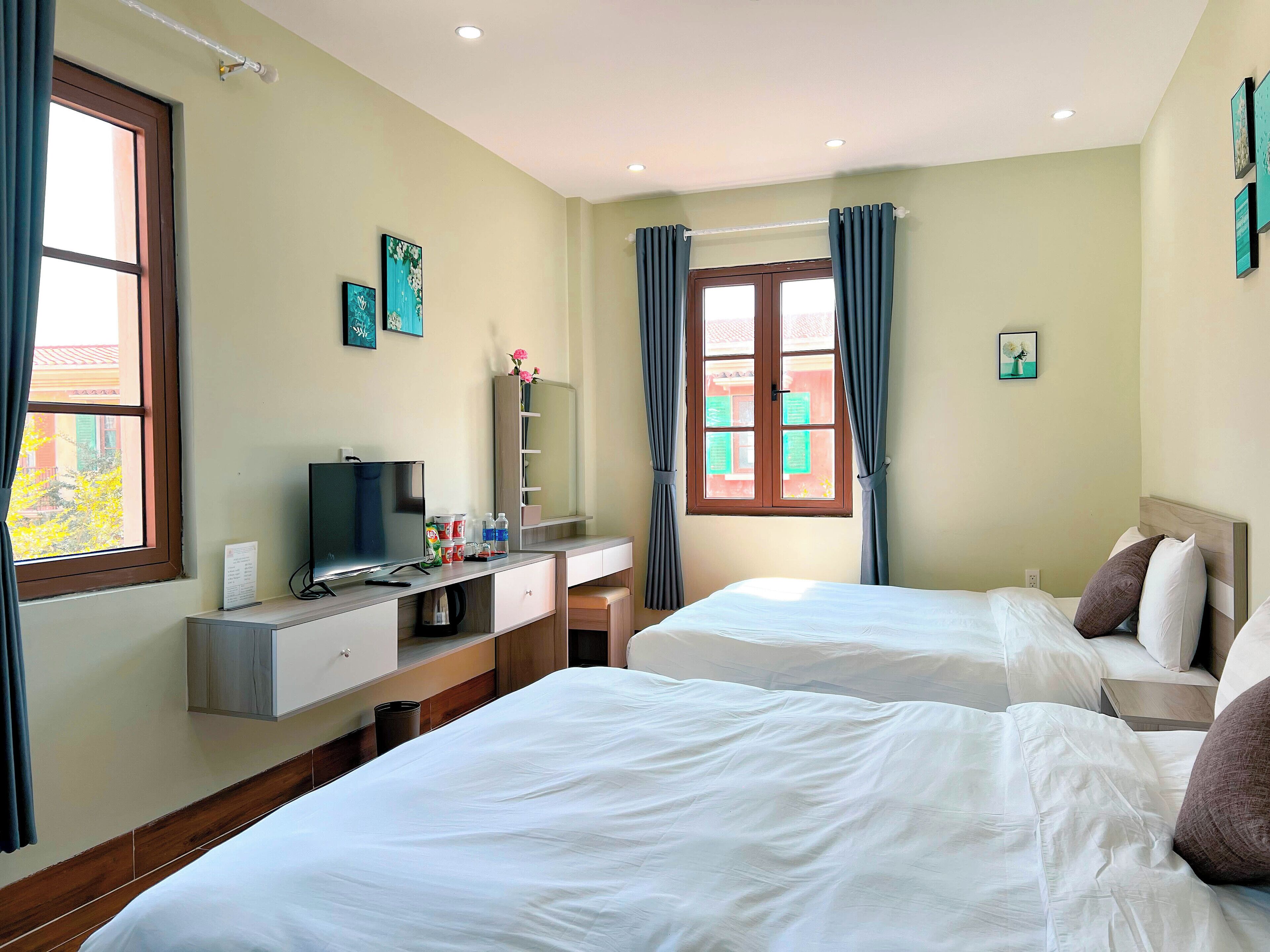 Familierom | Sengetøy av topp kvalitet, senger med overmadrass, minibar og skrivebord