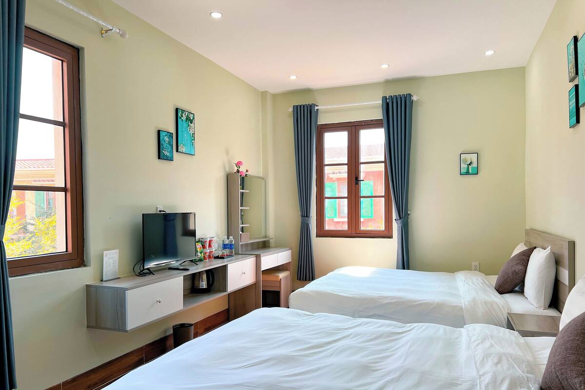 Deluxe Room | Pillow-top beds, minibar, desk, blackout curtains