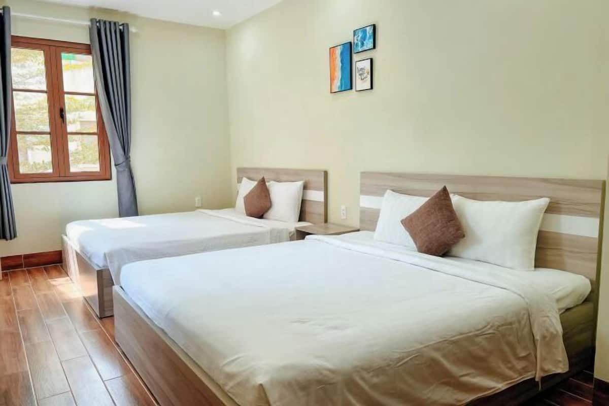 1 bedroom, pillowtop beds, minibar, desk