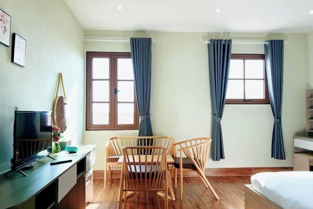 1 bedroom, pillowtop beds, minibar, desk