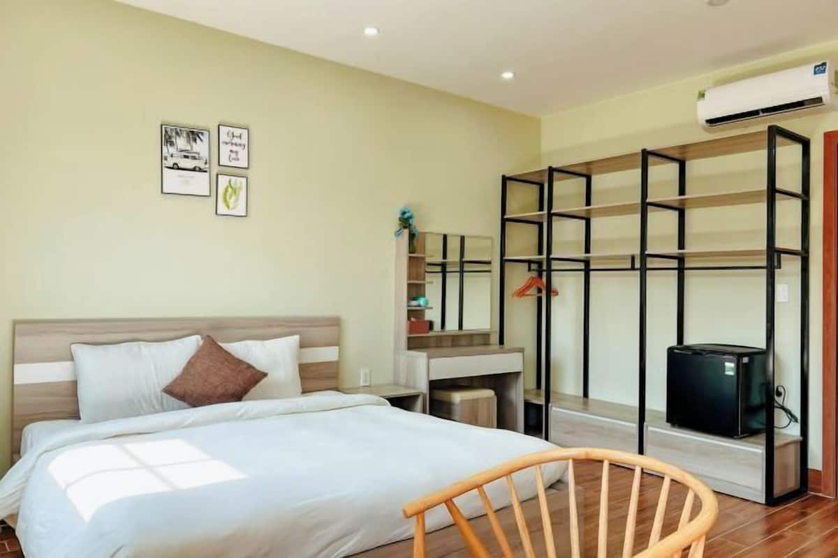 1 bedroom, pillowtop beds, minibar, desk
