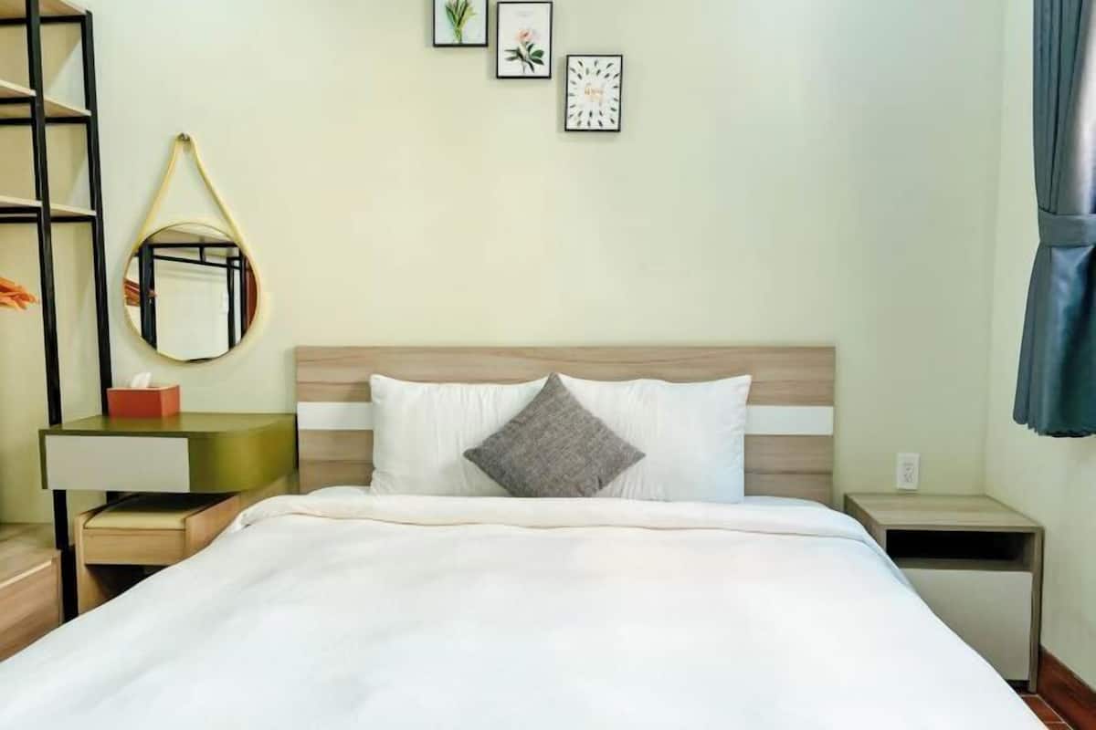 1 bedroom, pillowtop beds, minibar, desk