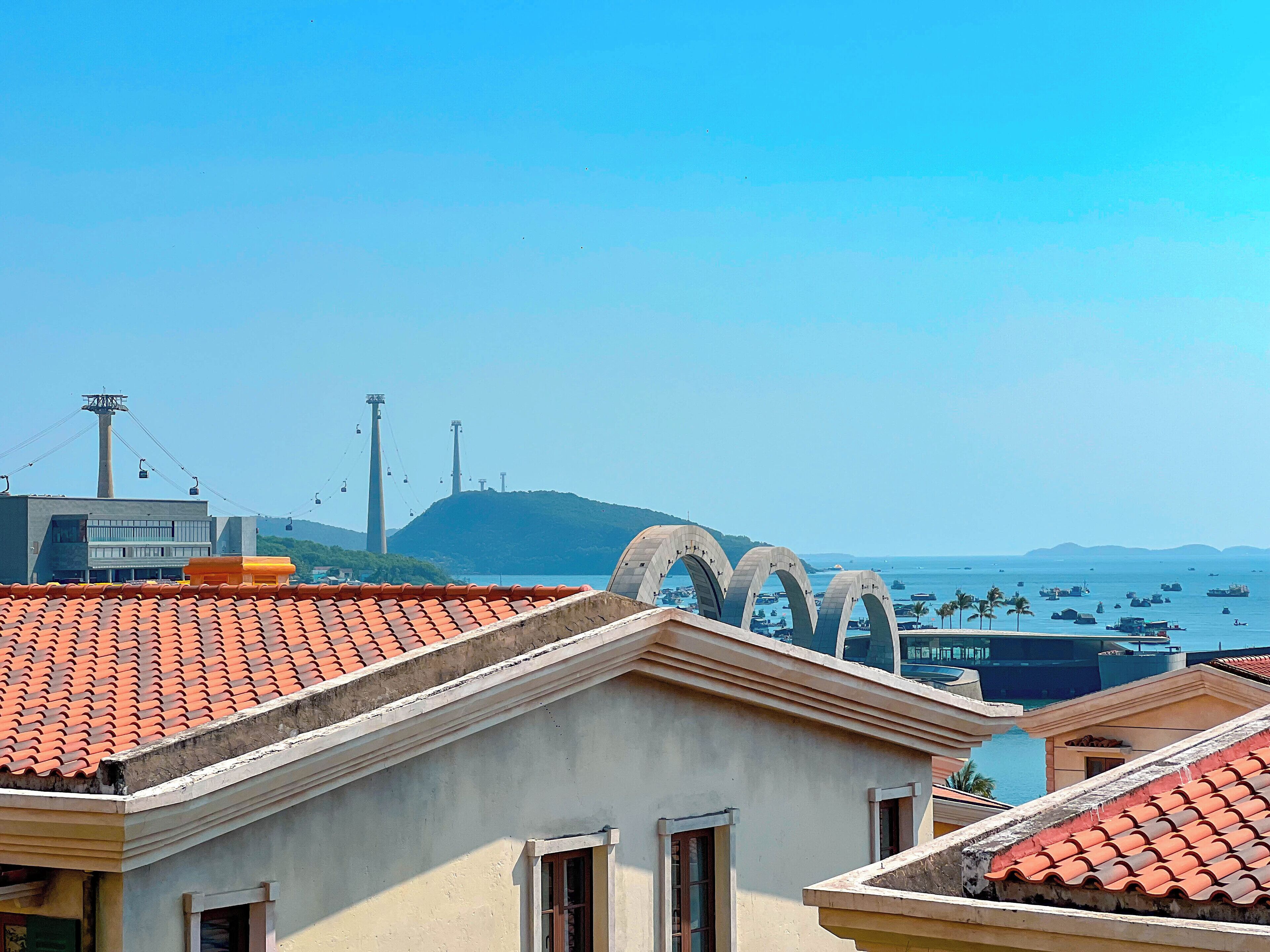 Firemannsrom – deluxe, flere senger (401) | Sengetøy av topp kvalitet, senger med overmadrass, minibar og skrivebord