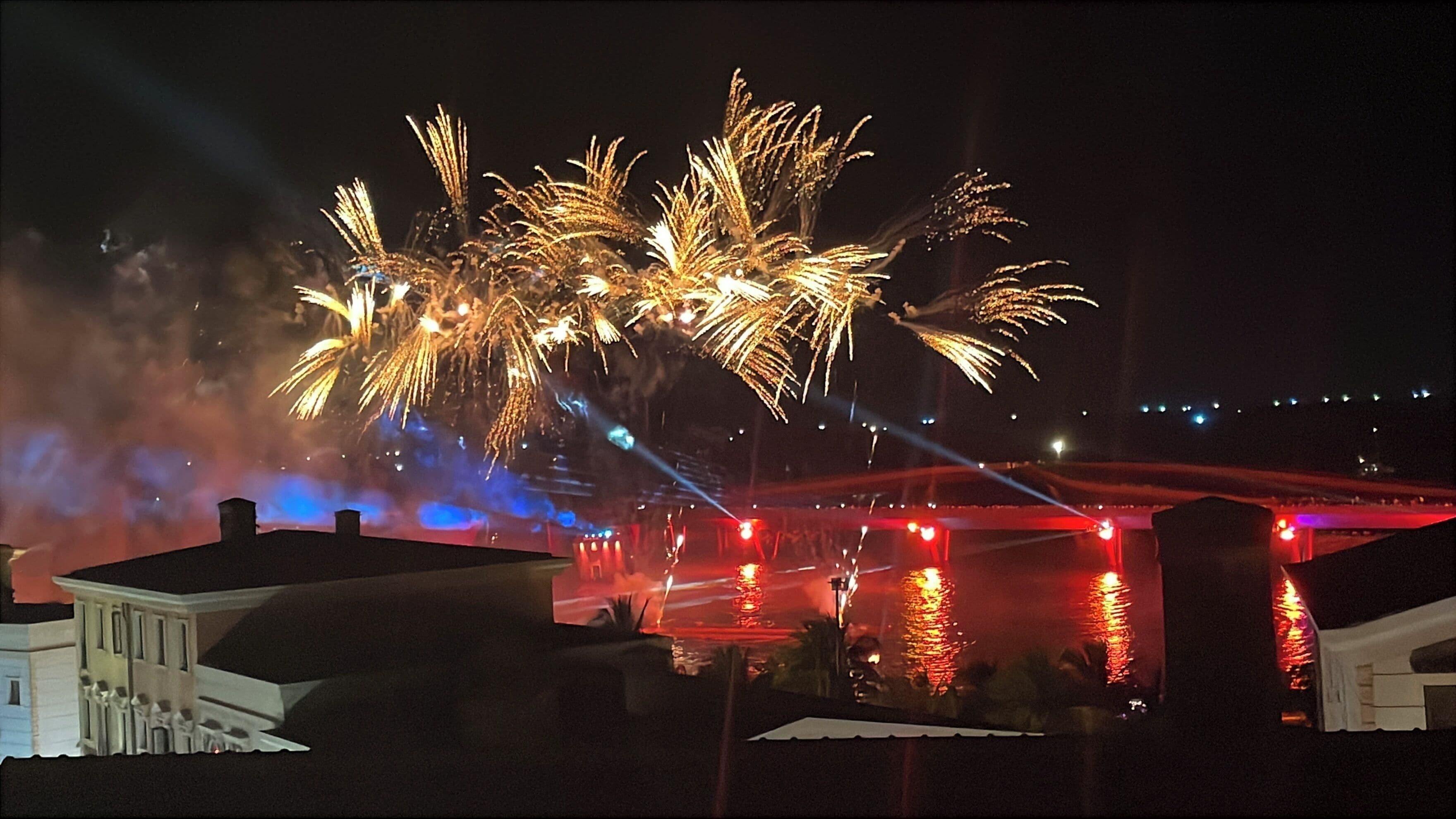 Leilighet – panorama, 2 soverom, havutsikt, sjøvendt | Oppholdsområde | En 30-tommers LCD-TV med kabel-kanaler samt printere