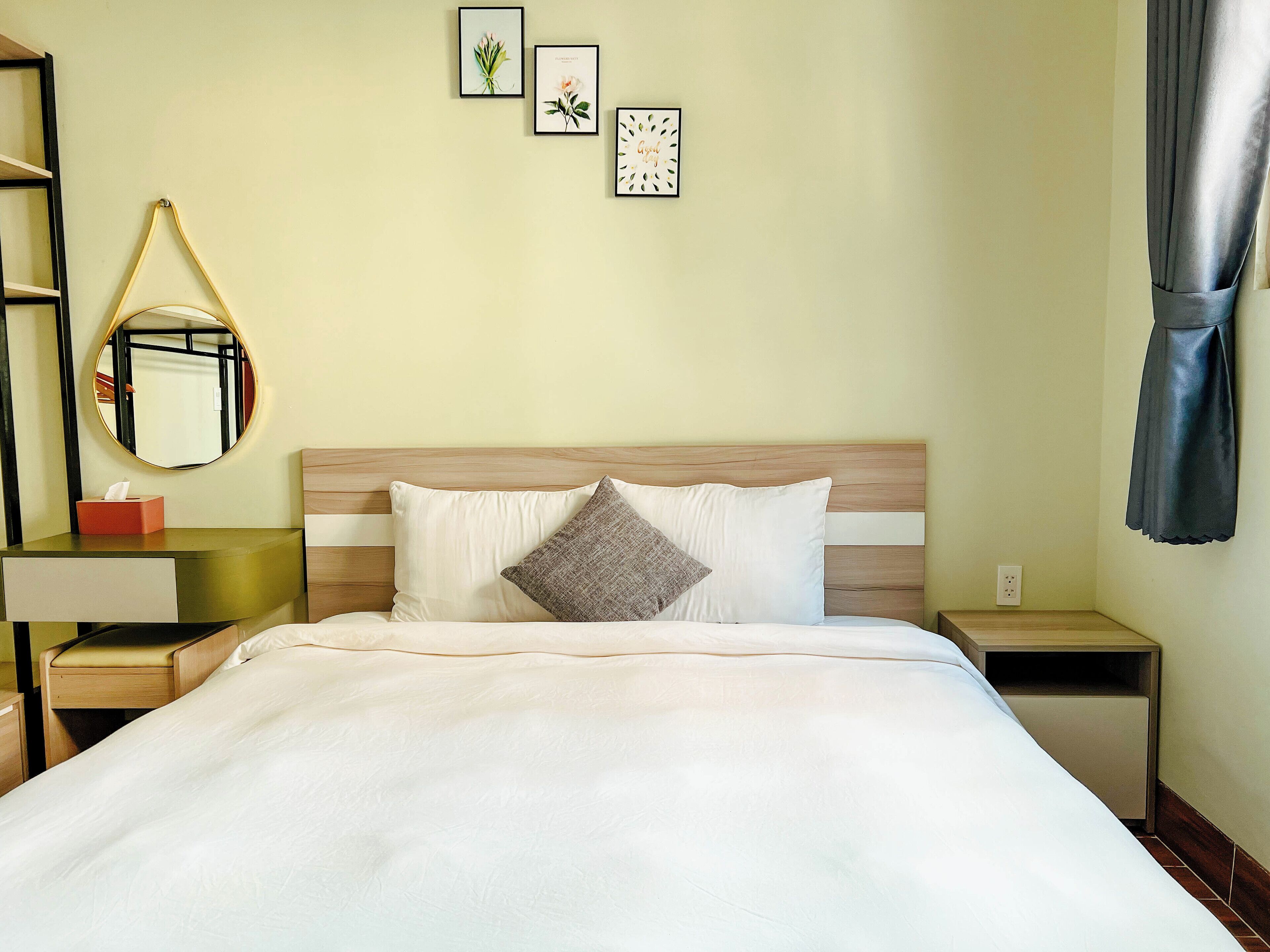 Sengetøy av topp kvalitet, senger med overmadrass, minibar og skrivebord