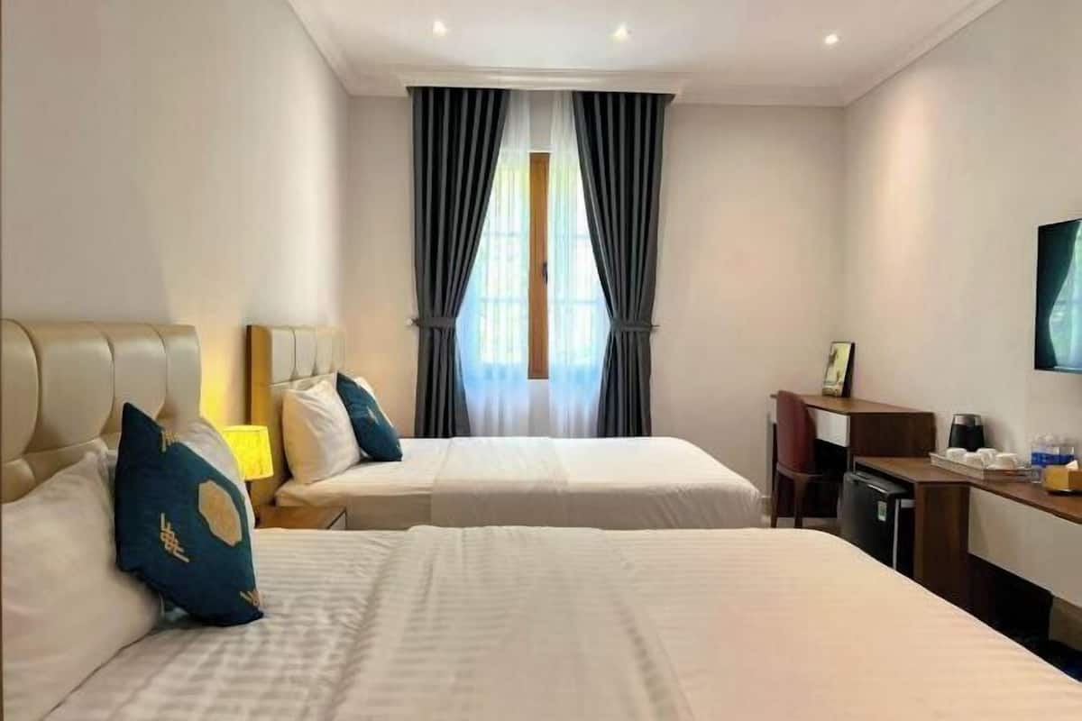 1 bedroom, pillowtop beds, minibar, desk