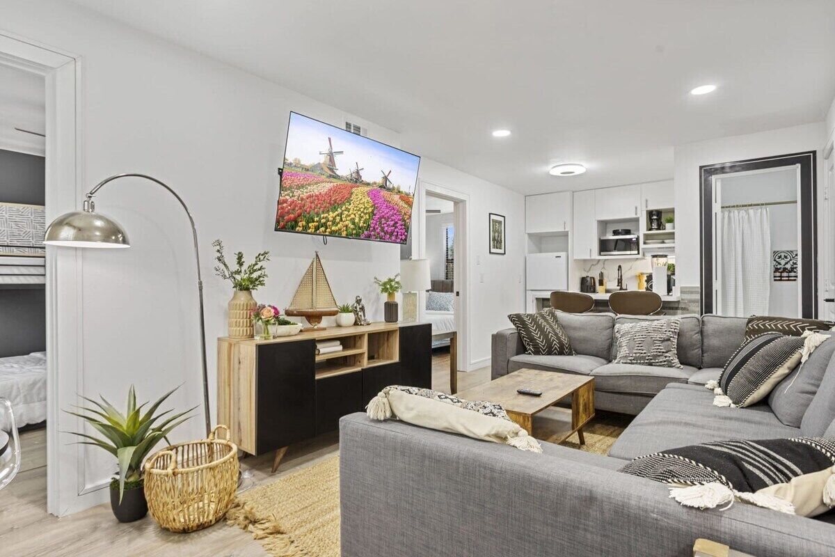 Arbor Villa: Sleeps 57 - Near Dtown - Free Parking