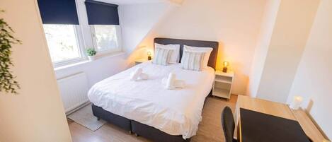 2 slaapkamers, een bureau, een strijkplank/strijkijzer, wifi