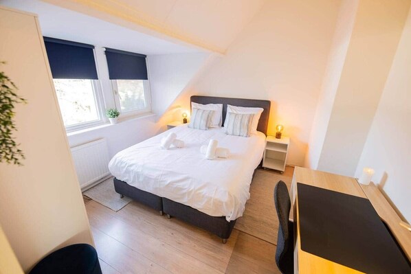 2 slaapkamers, een bureau, een strijkplank/strijkijzer, wifi