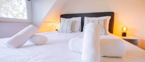 2 bedrooms, desk, iron/ironing board, WiFi