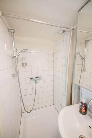 Een douche, een haardroger, handdoeken