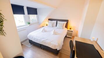 2 habitaciones, escritorio, tabla de planchar con plancha y wifi