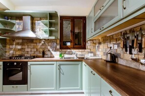 Kjøleskap, ovn, oppvaskmaskin og kaffetrakter/tekoker