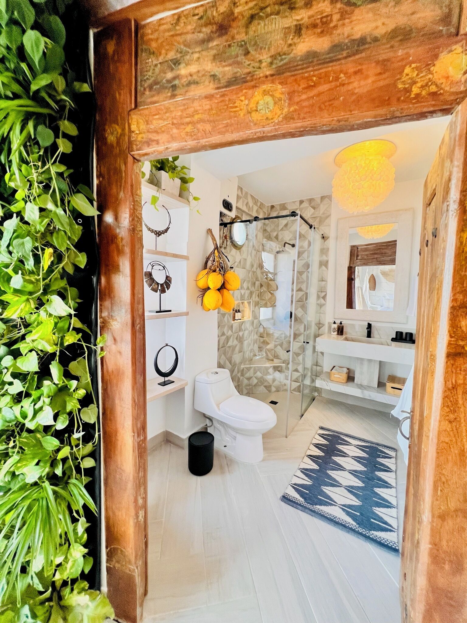Een douche, een haardroger, handdoeken, zeep