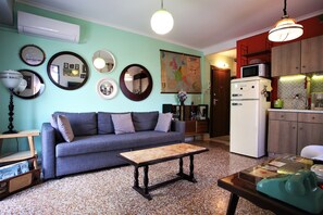 Living area - Vintage Apartment (Athens)