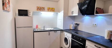 Réfrigérateur, micro-ondes, four, plaque de cuisson